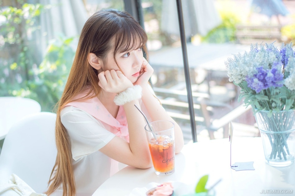 “是，老爷慢走。”管家连忙躬身答应一声，看着刘璝离开的方向，面色有些复杂，虽然没听全，但刚才他确实听到了君辱臣妻这样的字眼，加上之前刘璝突然让他去找夫人，却并未在娘家那边找到夫人，让管家不得不展开一些合理的联想。